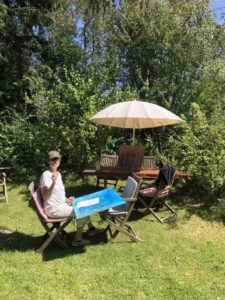Gytte-maler-i-haven Gytter sidder i haven og maler